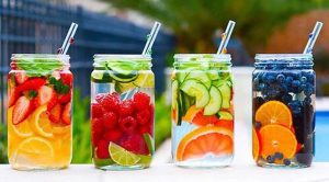 bebidas saludables como licuados con vegetales y frutas