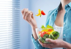 Comer despacio y masticando bien beneficia una buena digestión.